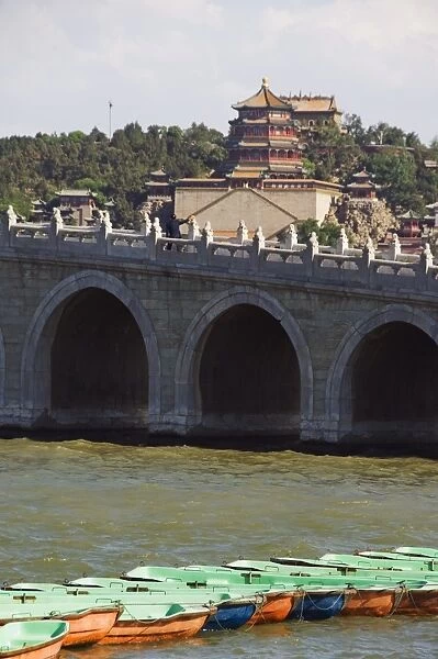Seventeen Arch Bridge on Kunming Lake built in 1750 during Emperor Qialongs reign leads to South Lake Island, Yihe Yuan (The Summer Palace), UNESCO World Heritage Site, Beijing