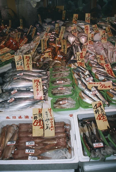 20061416. JAPAN Tokyo Fish display in supermarket