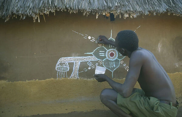 20071044. KENYA Kakuma Dinka man decorating house in refugee camp