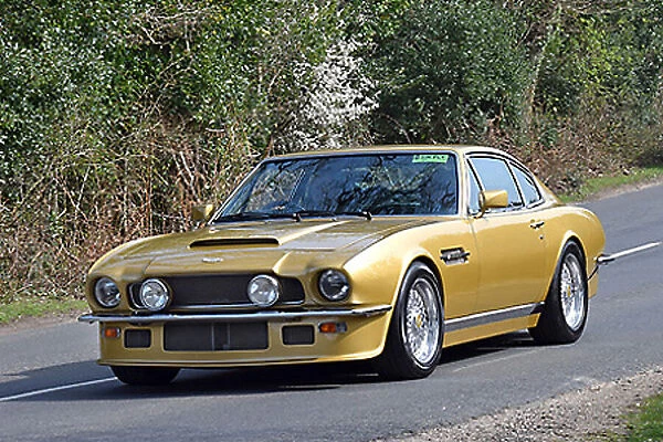 Aston Martin DBS V8 1972 Gold