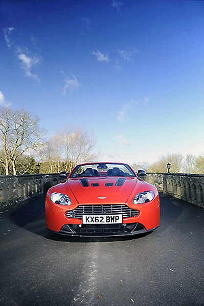 Aston Martin V12 Vantage Roadster, 2012, Orange