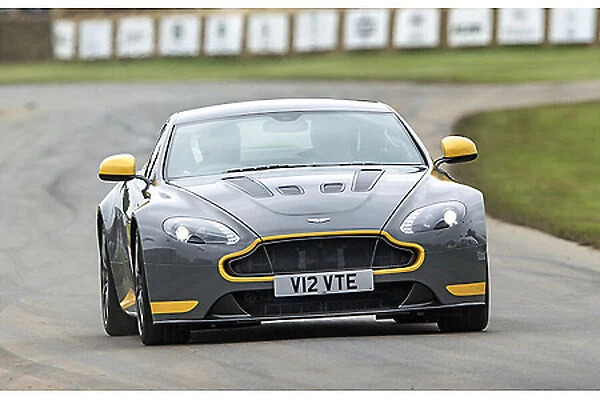 Aston Martin V12 Vantages 2016 Grey & yellow