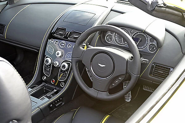 Aston Martin V12 Vantages Roadster, 2016, Yellow