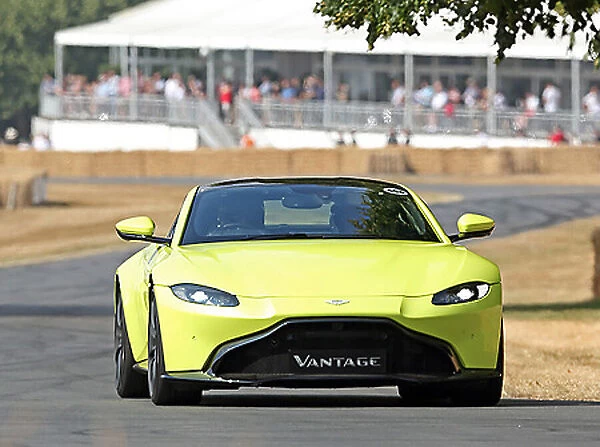 Aston Martin V8 Vantage (new model 2018) 2018 Yellow
