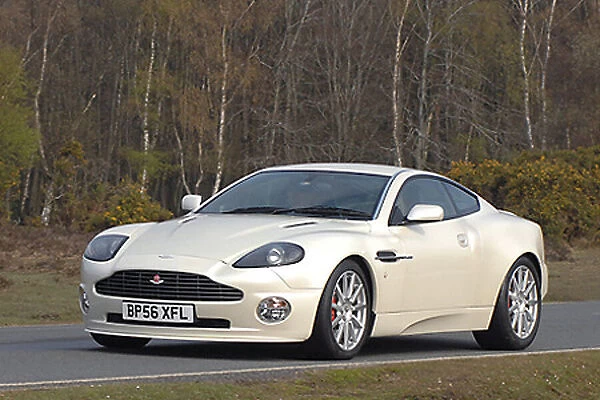 Aston Martin Vanquishs 2007 White pearlescent