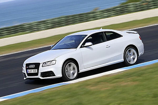 Audi RS5 white 2010