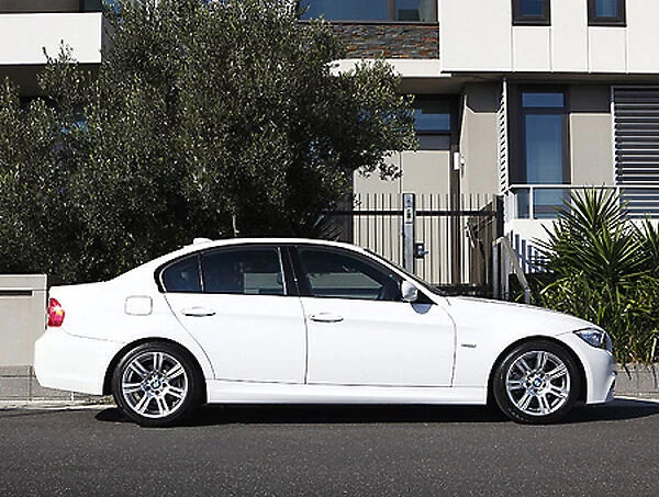 BMW 325i saloon, 2011, White