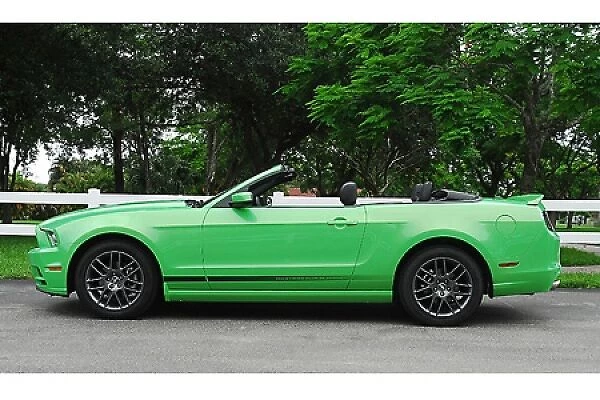 Ford Mustang V6 Convertible (Mustang Club of America Ltd Edition), 2013, Green
