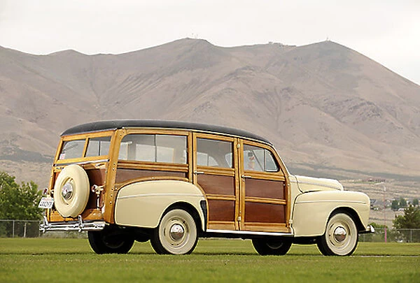 Ford Woodie Super Deluxe Station Wagon 1946 White & brown