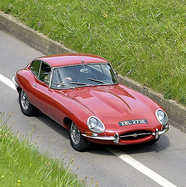 Jaguar E-Type 4. 2 Coupe 1967 Red