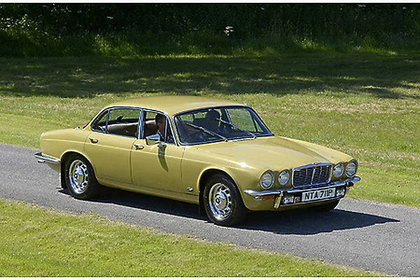 Jaguar XJ 4. 2 1976 Yellow