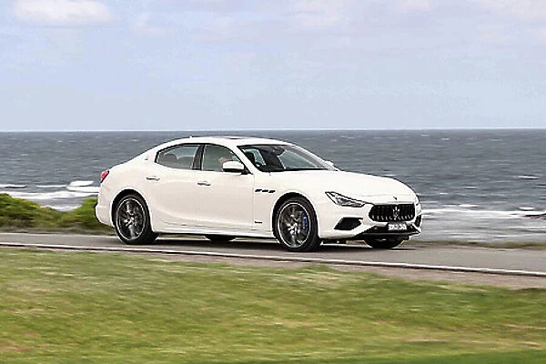 Maserati Ghibli Hybrid 2021 White