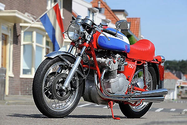 MV Agusta 750S 1975 Red white and blue