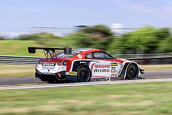 Nissan GT-R Nismo GT3 Racecar 2018 White and red, with decals