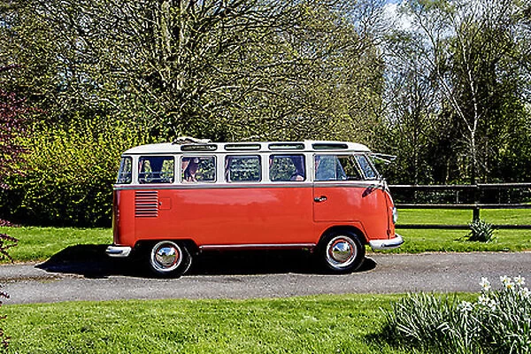 Volkswagen VW Classic Camper van (split-screen, 21-window Samba Bus), 1960, Orange