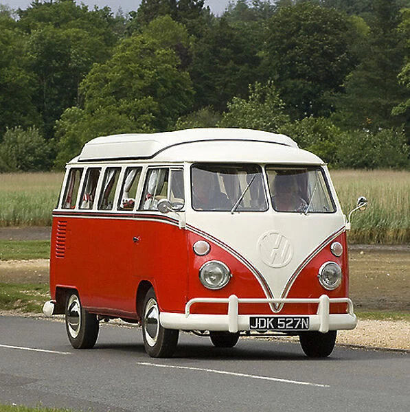Volkswagen VW Classic Camper van (split-screen) 1975 Red & white