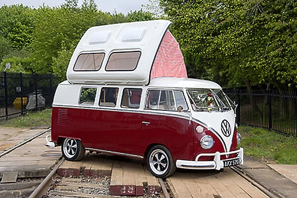 VW Volkswagen Classic Camper (split screen) 1967 Red & white