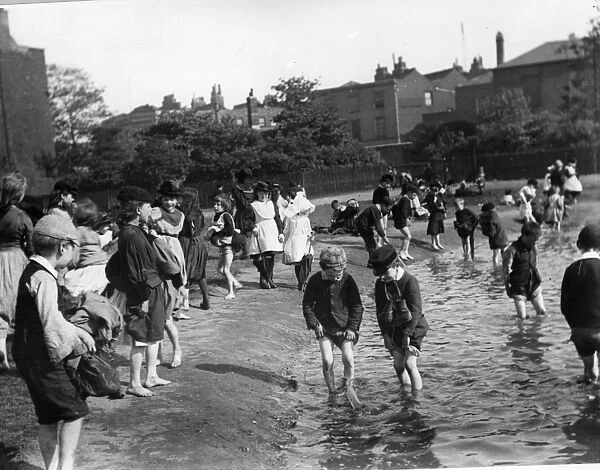 Paddling. circa 1890: Children paddling in the grounds of Lambeth Palace during summer