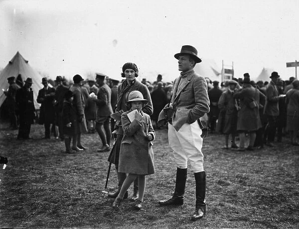 Racegoers. 10th April 1929: Racegoers at the Old Berkeley and Halton Camp 