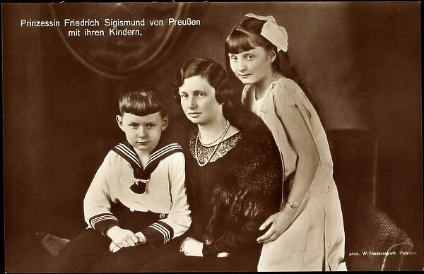 Ak Princess Sigismund of Prussia with her children (b  /  w photo)