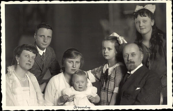 Photo Ak Prince Leopold IV to the Lippe in the circle of his family (b  /  w photo)
