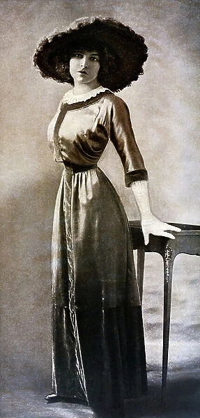 Portrait of Emilie Bouchaud, at the waist of Polar Wasp, around 1909 (b / w photo)