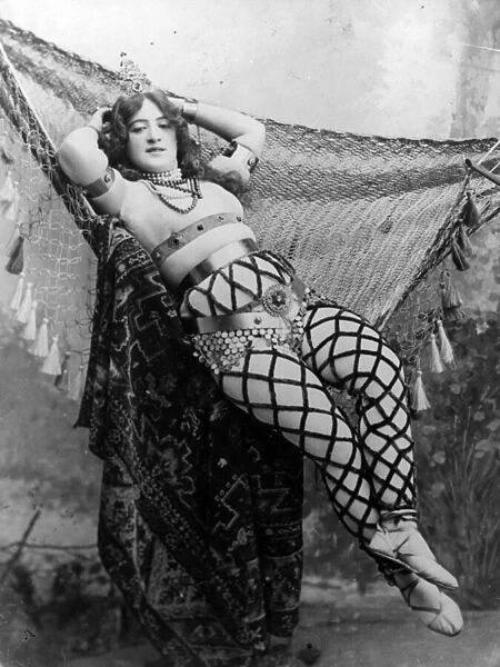 Sarah Brown Posing as Cleopatra for the Bal des Quat z arts, 1893 (b  /  w photo)