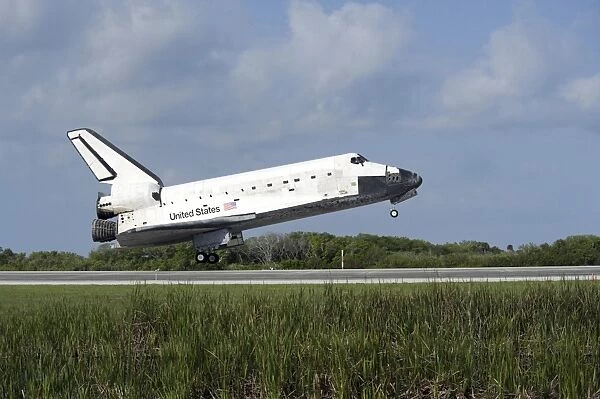 Space shuttle Discovery lands on Runway 33 at the Shuttle Landing Facility at Kennedy