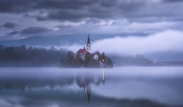 Fog and blue in the Bled lake 7R49904