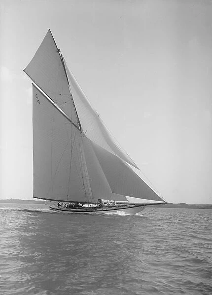 The 19-metre class Corona close-hauled, 1911. Creator: Kirk & Sons of Cowes