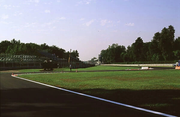 2000 MONZA CIRCUIT ALTERATIONS Variante della Reggia has been modified for the 2000 season Monza, Italy, 28 August 2000 World LAT Photographic