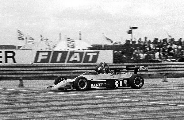 Formula Ford 2000: Ayrton Senna Rushen Green Racing RF82 crosses the finish line to win the race and claim the EFDA Championship