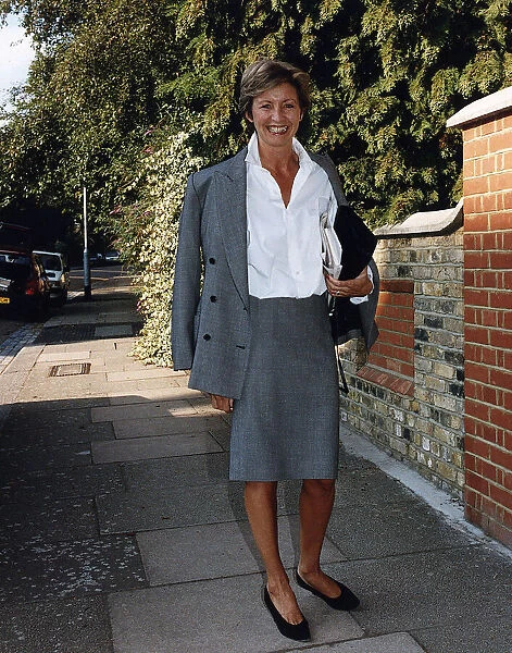 Sue Lawley TV Presenter leaves London home September 1990 A©mirrorpix