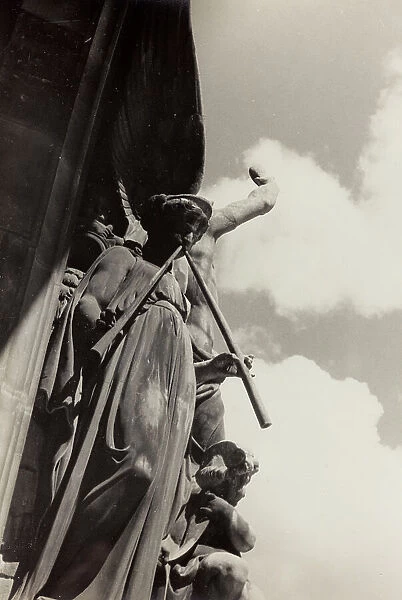 Album 'Parigi (giugno-luglio 1936)': statue of a female figure on one side of Paris