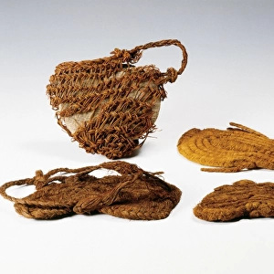 Plaiting esparto objects: sandals, basket