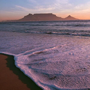 South Africa CRH 822 Table Mountain Cape Town South Africa - sunset © Chris Harvey ARDEA LONDON