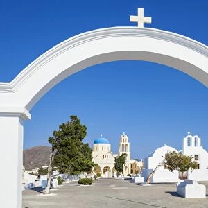 Church of St. George in the village of Oia, Santorini (Thira), Cyclades Islands, Greek Islands, Greece, Europe