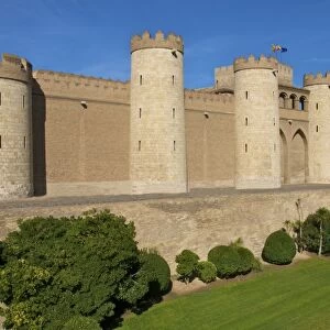 Fortified walls and towers of the Aljaferia palace dating from the 11th century, Saragossa (Zaragoza), Aragon, Spain, Europe