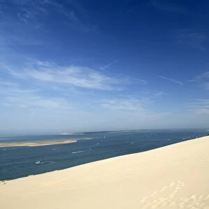 Tourists under a parasol on the Dune du Pyla, largest dune in Europe, Bay of Arcachon