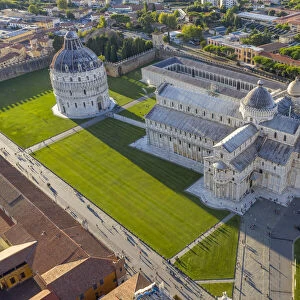Italy, Tuscany, Pisa, Piazza dei Miracoli, Leaning tower and Cathedral