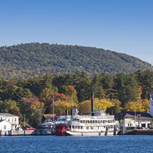 USA, New York, Adirondack Mountains, Lake George, lake steamer, autumn