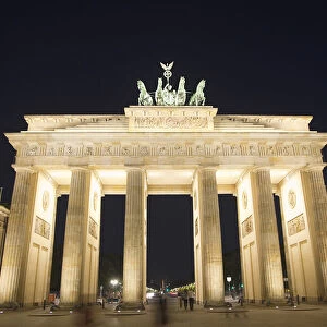 Germany, Berlin, Mitte, Brandenburg Gate in Pariser Platz illuminated at night