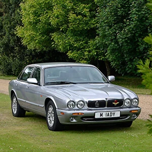 Jaguar XJ8 saloon 2000 Silver