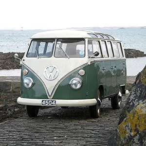VW Volkswagen Classic Camper (bus), 1968, Green, & white