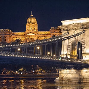 Europe, Hungary, Budapest, Chain Bridge, Buda castle, Danube River, night