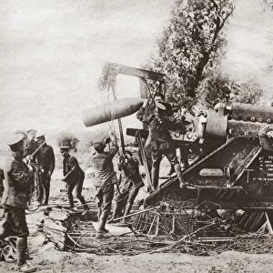 WORLD WAR I: HOWITZER. Canadian troops loading a howitzer