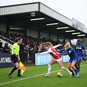 Arsenal vs. West Ham United: A Battle for Possession in the Barclays Women's Super League