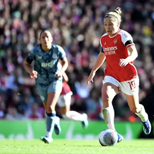 Arsenal Women vs Aston Villa: Kim Little in Action at Emirates Stadium (2023-24)