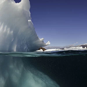 Iceberg and air bubbles