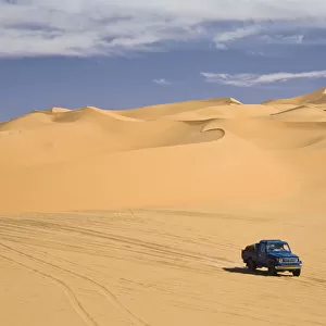 Jeep in the Libyan Desert, Libya, Sahara, North Africa, Africa